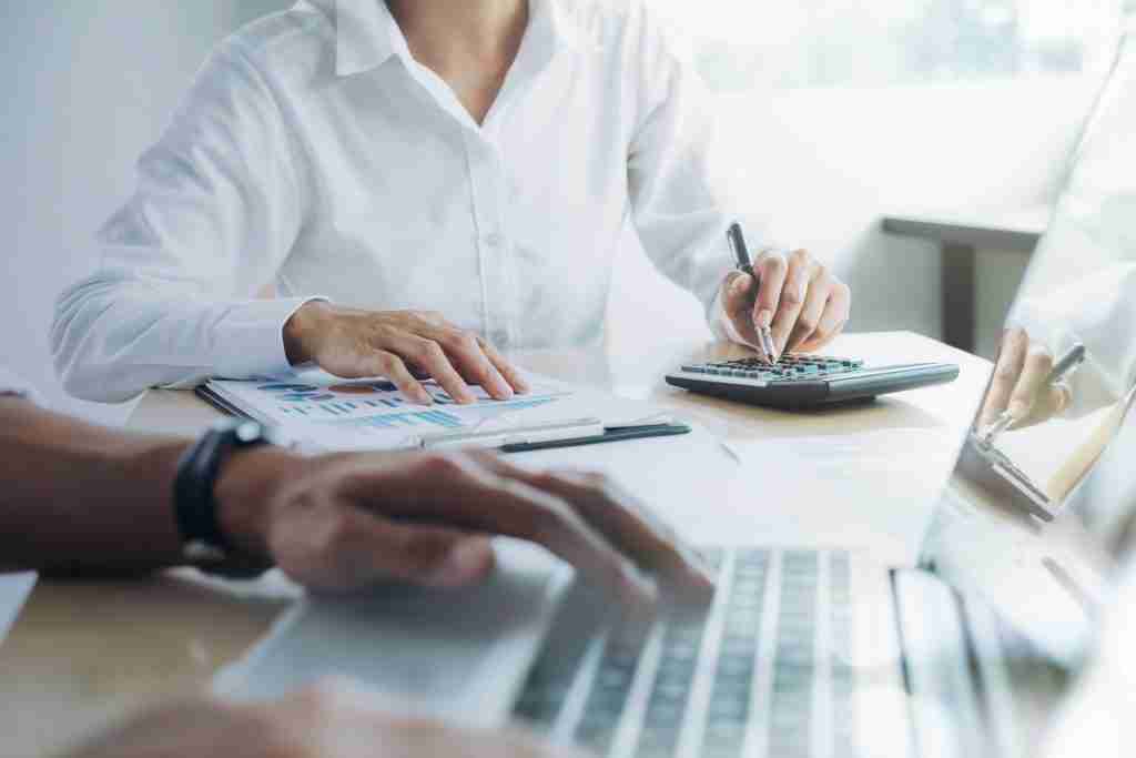 equipo negocios presente inversionista profesional trabajando nuevo proyecto inicio reunion finanzas scaled 1