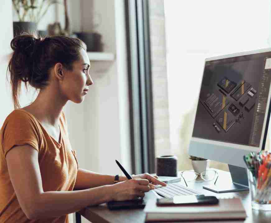 chica enfocada en el diseño de branding para marcas y empresas