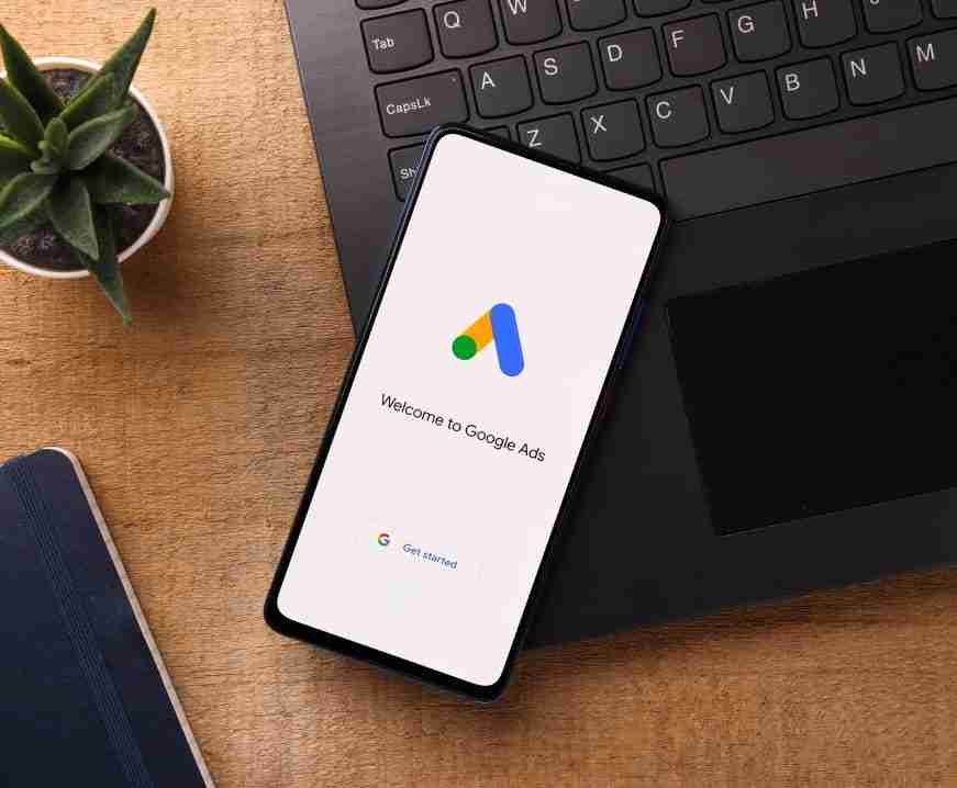 Telefono movil mostrando camapaña de Google Ads